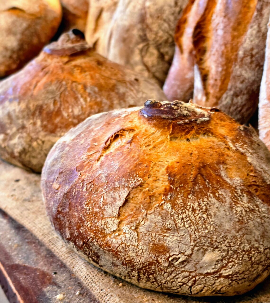 El Forn Xamba de l’Aldosa de la Massana és un d’aquells llocs que formen part del dia a dia del poble: producte honest, tradició, i un saber fer que es nota en cada peça. Un forn de tota la vida que ha sabut evolucionar sense perdre l’essència del món del pa. qualitat, matèries primeres naturals i cap classe de conservant o additiu químic. Només el necessari per fer un pa artesà i molt bo. Al Forn Xamba hi trobaràs pa artesà elaborat amb llevats de qualitat i farines seleccionades per Central Flequera, líders a Andorra en subministrament per a Forns, pastisseries, Restaurants, hotels i tota classe d’establiments que elaboren pa, pastissos o articles on hi ha necessitat d’utilitzar llevats, farines, etc. Xamba elabora pans amb aquella crosta cruixent i una molla plena d’aroma que només dona la fermentació lenta i natural. Les seves especialitats en panificació i pastisseria tradicional són un referent a la Massana: coques, ensaïmades, brioixos, croissants, pastissos casolans i una varietat de dolços naturals i saborosos des de la primera queixalada. També ofereixen una selecció de productes quotidians i de temporada, sempre amb la mateixa filosofia: proximitat, qualitat i autenticitat. I cada setmana un pa especial diferent com aquesta setmana el pa de garrofa. El Forn Xamba a l’aldosa de la Massana és aquell lloc on el bon pa encara té gust de forn, i on cada visita fa olor de pa, d’aquells forns de poble de fa més de 50 anys. XAMBA és el forn imprescindible de visitar. #FornXamba #Aldosa #Centralfleuqera #PaArtesà #PastisseriaTradiciona