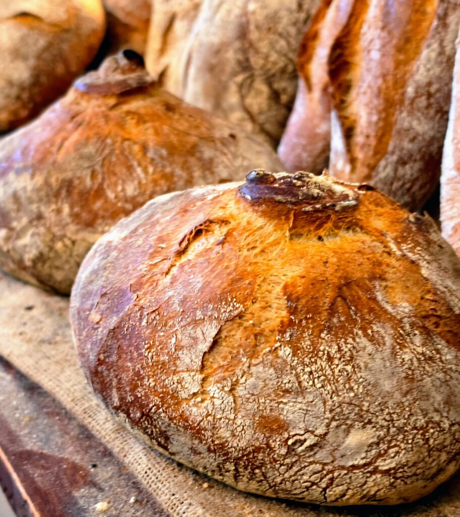 El Forn Xamba de l’Aldosa de la Massana és un d’aquells llocs que formen part del dia a dia del poble: producte honest, tradició, i un saber fer que es nota en cada peça. Un forn de tota la vida que ha sabut evolucionar sense perdre l’essència del món del pa. qualitat, matèries primeres naturals i cap classe de conservant o additiu químic. Només el necessari per fer un pa artesà i molt bo. Al Forn Xamba hi trobaràs pa artesà elaborat amb llevats de qualitat i farines seleccionades per Central Flequera, líders a Andorra en subministrament per a Forns, pastisseries, Restaurants, hotels i tota classe d’establiments que elaboren pa, pastissos o articles on hi ha necessitat d’utilitzar llevats, farines, etc. Xamba elabora pans amb aquella crosta cruixent i una molla plena d’aroma que només dona la fermentació lenta i natural. Les seves especialitats en panificació i pastisseria tradicional són un referent a la Massana: coques, ensaïmades, brioixos, croissants, pastissos casolans i una varietat de dolços naturals i saborosos des de la primera queixalada. També ofereixen una selecció de productes quotidians i de temporada, sempre amb la mateixa filosofia: proximitat, qualitat i autenticitat. I cada setmana un pa especial diferent com aquesta setmana el pa de garrofa. El Forn Xamba a l’aldosa de la Massana és aquell lloc on el bon pa encara té gust de forn, i on cada visita fa olor de pa, d’aquells forns de poble de fa més de 50 anys. XAMBA és el forn imprescindible de visitar. #FornXamba #Aldosa #Centralfleuqera #PaArtesà #PastisseriaTradiciona