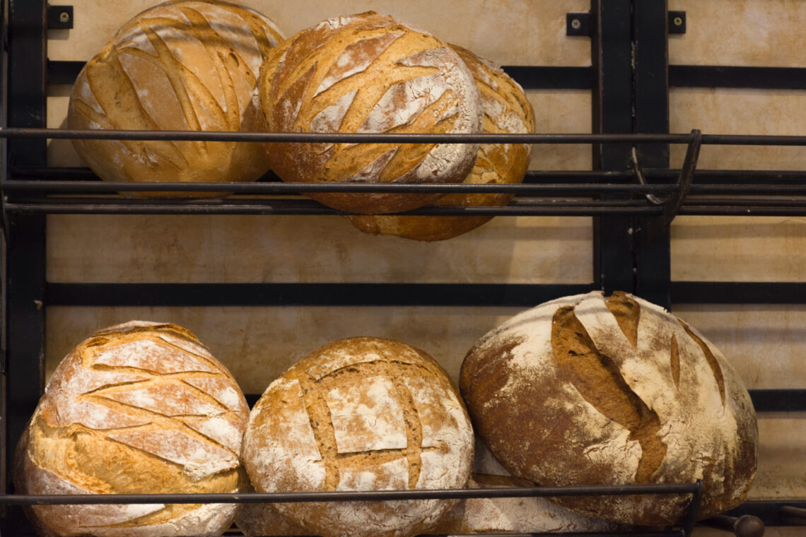 Central Flequera: tradició, ofici i qualitat al servei dels professionals d’Andorra A Central Flequera fa dècades que treballem amb una idea molt clara: oferir a fleques, pastisseries, cafeteries, restaurants i hotels d’Andorra productes i solucions de màxima qualitat, seleccionats amb criteri i amb un coneixement profund del sector. Som una empresa amb història, amb arrels i amb un saber fer que només dona l’experiència i la passió per l’ofici. Des dels nostres inicis, hem apostat per una línia molt definida: producte excel·lent, servei acurat i confiança absoluta. I avui, aquesta filosofia ens ha convertit en un referent per a centenars de professionals que busquen qualitat, regularitat i assessorament expert. Especialistes en llevats, panificació i pastisseria A Central Flequera som especialistes en llevats professionals, panificació i pastisseria. Seleccionem ingredients i matèries primeres que garanteixen resultats constants, aromes autèntiques i textures impecables. Treballem amb farines d’alta gamma, masses mare, millorants, mantegues, cobertures, cremes, fruita seca, fruita confitada i tot allò que un obrador necessita per crear productes que marquin la diferència. La nostra missió és clara: ajudar els professionals a oferir el millor pa i la millor pastisseria possible. Solucions per a restaurants i hotels El nostre catàleg també inclou una àmplia gamma de productes pensats per a restaurants, hotels i cafeteries, des de bases de pastisseria fins a masses, brioixeria, productes gourmet i solucions adaptades a cada tipus de cuina. Acompanyem els professionals amb assessorament, recomanacions i un servei logístic ràpid i eficient a tot el Principat. Distribuïdors exclusius de Cafès Novell a Andorra Un dels nostres grans orgull és ser representant exclusius de Cafès Novell a Andorra. Novell és sinònim de qualitat, sostenibilitat i tradició cafetera. Oferim tota la gamma professional: "blends", ecològics, especialitat, càpsules compostables i solucions per a hostaleria. Entre les joies del nostre catàleg hi trobem cafès d’origen com el Kenya Tatu Estate, amb notes de fruita deshidratada, toffee, moscatell i una frescor vibrant. Un cafè d’especialitat amb 89 punts que enamora des de la primera aroma. Per als amants del cafè, també oferim el Pack Collection, una selecció exclusiva de sis cafès prèmium en tubs de disseny, ideal per regalar o per gaudir d’un ritual diari excepcional. Una empresa amb ànima i futur Central Flequera és molt més que un distribuïdor: és un soci de confiança per a tots els professionals que volen créixer, innovar i oferir producte de qualitat. Continuem evolucionant, ampliant catàleg i incorporant novetats que responen a les necessitats reals del sector. Aquest blog neix amb la voluntat de compartir coneixement, tendències, novetats i inspiració. Benvinguts a la nova etapa de Central Flequera. #CentralFlequera #Panificació #Pastisseria #CafèsNovell #QualitatProfessional