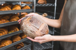 Central Flequera: tradició, ofici i qualitat al servei dels professionals d’Andorra A Central Flequera fa dècades que treballem amb una idea molt clara: oferir a fleques, pastisseries, cafeteries, restaurants i hotels d’Andorra productes i solucions de màxima qualitat, seleccionats amb criteri i amb un coneixement profund del sector. Som una empresa amb història, amb arrels i amb un saber fer que només dona l’experiència i la passió per l’ofici. Des dels nostres inicis, hem apostat per una línia molt definida: producte excel·lent, servei proper i confiança absoluta. I avui, aquesta filosofia ens ha convertit en un referent per a centenars de professionals que busquen qualitat, regularitat i assessorament expert. Especialistes en llevats, panificació i pastisseria A Central Flequera som especialistes en llevats professionals, panificació i pastisseria. Seleccionem ingredients i matèries primeres que garanteixen resultats constants, aromes autèntiques i textures impecables. Treballem amb farines d’alta gamma, masses mare, millorants, mantegues, cobertures, cremes, fruita seca, fruita confitada i tot allò que un obrador necessita per crear productes que marquin la diferència. La nostra missió és clara: ajudar els professionals a oferir el millor pa i la millor pastisseria possible. Solucions per a restaurants i hotels El nostre catàleg també inclou una àmplia gamma de productes pensats per a restaurants, hotels i cafeteries, des de bases de pastisseria fins a masses, brioixeria, productes gourmet i solucions adaptades a cada tipus de cuina. Acompanyem els professionals amb assessorament, recomanacions i un servei logístic ràpid i eficient a tot el Principat. Distribuïdors exclusius de Cafès Novell a Andorra Un dels nostres grans orgull és ser representants exclusius de Cafès Novell a Andorra. Novell és sinònim de qualitat, sostenibilitat i tradició cafetera. Oferim tota la gamma professional: blends, ecològics, especialitat, càpsules compostables i solucions per a hostaleria. Entre les joies del nostre catàleg hi trobem cafès d’origen com el Kenya Tatu Estate, amb notes de fruita deshidratada, toffee, moscatell i una frescor vibrant. Un cafè d’especialitat amb 89 punts que enamora des de la primera aroma. Per als amants del cafè, també oferim el Pack Collection, una selecció exclusiva de sis cafès premium en tubs de disseny, ideal per regalar o per gaudir d’un ritual diari excepcional. Una empresa amb ànima i futur Central Flequera és molt més que un distribuïdor: és un soci de confiança per a tots els professionals que volen créixer, innovar i oferir producte de qualitat. Seguim evolucionant, ampliant catàleg i incorporant novetats que responen a les necessitats reals del sector. Aquest blog neix amb la voluntat de compartir coneixement, tendències, novetats i inspiració. Benvinguts a la nova etapa de Central Flequera. #CentralFlequera #Panificació #Pastisseria #CafèsNovell #QualitatProfessional