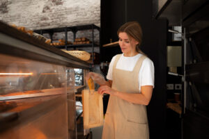 Central Flequera: tradició, ofici i qualitat al servei dels professionals d’Andorra A Central Flequera fa dècades que treballem amb una idea molt clara: oferir a fleques, pastisseries, cafeteries, restaurants i hotels d’Andorra productes i solucions de màxima qualitat, seleccionats amb criteri i amb un coneixement profund del sector. Som una empresa amb història, amb arrels i amb un saber fer que només dona l’experiència i la passió per l’ofici. Des dels nostres inicis, hem apostat per una línia molt definida: producte excel·lent, servei proper i confiança absoluta. I avui, aquesta filosofia ens ha convertit en un referent per a centenars de professionals que busquen qualitat, regularitat i assessorament expert. Especialistes en llevats, panificació i pastisseria A Central Flequera som especialistes en llevats professionals, panificació i pastisseria. Seleccionem ingredients i matèries primeres que garanteixen resultats constants, aromes autèntiques i textures impecables. Treballem amb farines d’alta gamma, masses mare, millorants, mantegues, cobertures, cremes, fruita seca, fruita confitada i tot allò que un obrador necessita per crear productes que marquin la diferència. La nostra missió és clara: ajudar els professionals a oferir el millor pa i la millor pastisseria possible. Solucions per a restaurants i hotels El nostre catàleg també inclou una àmplia gamma de productes pensats per a restaurants, hotels i cafeteries, des de bases de pastisseria fins a masses, brioixeria, productes gourmet i solucions adaptades a cada tipus de cuina. Acompanyem els professionals amb assessorament, recomanacions i un servei logístic ràpid i eficient a tot el Principat. Distribuïdors exclusius de Cafès Novell a Andorra Un dels nostres grans orgull és ser representants exclusius de Cafès Novell a Andorra. Novell és sinònim de qualitat, sostenibilitat i tradició cafetera. Oferim tota la gamma professional: blends, ecològics, especialitat, càpsules compostables i solucions per a hostaleria. Entre les joies del nostre catàleg hi trobem cafès d’origen com el Kenya Tatu Estate, amb notes de fruita deshidratada, toffee, moscatell i una frescor vibrant. Un cafè d’especialitat amb 89 punts que enamora des de la primera aroma. Per als amants del cafè, també oferim el Pack Collection, una selecció exclusiva de sis cafès premium en tubs de disseny, ideal per regalar o per gaudir d’un ritual diari excepcional. Una empresa amb ànima i futur Central Flequera és molt més que un distribuïdor: és un soci de confiança per a tots els professionals que volen créixer, innovar i oferir producte de qualitat. Seguim evolucionant, ampliant catàleg i incorporant novetats que responen a les necessitats reals del sector. Aquest blog neix amb la voluntat de compartir coneixement, tendències, novetats i inspiració. Benvinguts a la nova etapa de Central Flequera. #CentralFlequera #Panificació #Pastisseria #CafèsNovell #QualitatProfessional