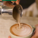 ☕️ Dia llarg? A Central Flequera tenim la pausa que et mereixes. Hi ha dies que demanen agafar aire i fer un descans. Un moment només per a tu, per desconnectar, respirar i tornar amb energia. I en aquests moments, Cafès Novell és sempre una bona idea. Siguis a l’oficina, teletreballant o corrent d’un lloc a l’altre, una tassa pot canviar-te el dia. Avui et proposem un clàssic que agrada a tothom: el nostre “Chai Latte” de Cafès NOVELL, amb aquell toc especiat, dolç i reconfortant que abraça sense pressa. L’equilibri perfecte entre te negre, espècies aromàtiques i una cremositat irresistible. Ideal per començar el matí amb calma o per regalar-te una pausa a mitja tarda. Ets més de prendre’l ben calent o amb gel per refrescar-te? Sigui com sigui, la teva pausa t’està esperant. Descobreix més sobre: Cafès Novell. Begudes especials. Moments de pausa. Al nostre nou Blog: https://blogcentralflequera.com/  #Centralflequera #CafesNovell #ChaiLatte #PausaPerfecta #AndorraCoffee