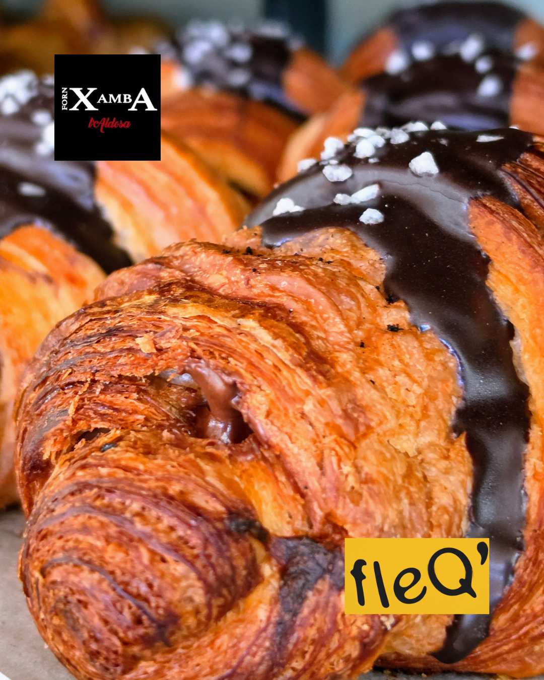 Quins croissants!: Xamba Aldosa, el plaer artesà de cada matí. Amb productes de CENTRAL FLEQUERA. A Xamba Aldosa, a la Massana, no només fan pa natural i artesà, amb els productes que subministrem desde CENTRAL FLEQUERA: també elaboren alguns dels croissants més desitjats del país, fets cada dia amb farines seleccionades, mantega de qualitat i un procés de laminació que respecta el temps i l’ofici. Els nostres croissants de xocolata són un clàssic imprescindible: capa cruixent, interior tendre i una xocolata que es fon amb la calor de les mans. Una d'aquelles queixalades que et reconcilien amb els matins i que recorden que la pastisseria artesana té un encant únic. Però a Xamba Aldosa no ens quedem aquí. També trobaràs altres combinacions que fan perdre el sentit: Croissant de crema amb textura suau i aromes de vainilla. Croissant d’ametlla, intens, dolç i amb un toc cruixent irresistible. Croissant farcit de melmelades artesanes, ideals per als qui busquen un punt afruitat. Croissants especials de temporada, sempre amb ingredients naturals i receptes pròpies. Cada peça es treballa a mà, amb paciència i dedicació, seguint el mateix criteri que el nostre pa: producte natural, fermentació lenta i qualitat per damunt de tot.