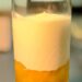 Preparar Cheesecake en vaso de cristal utilizando ingredientes de pastelería como los estabilizantes Quark Stabil o el mix estilo New York de Dawn es una solución excelente. Estos postres son altamente congelables, lo que permite optimizar el tiempo de producción, reducir mermas y asegurar la frescura para su servicio individual.  Ventajas del Cheesecake en vaso y Congelación Presentación elegante y rústica: Servir el Cheesecake en un vaso de cristal aporta un toque prémium. Permite visibilizar las diferentes capas (base de galleta, relleno cremoso y cobertura de frutas) de forma atractiva. Porción controlada: Facilita el servicio inmediato sin cortes y es perfecto para vitrinas, bufets, catering o eventos (servicio horeca). Congelación sin pérdida de calidad: Gracias a la formulación y calidad de los productos para pastelería Dawn, el postre mantiene su estructura, cremosidad y sabor al ser descongelado para su consumo. Ahorro de tiempo: Puedes preparar una gran cantidad de vasitos de una sola vez y mantenerlos en el congelador, descongelando únicamente lo que estimas vender cada día. [1]