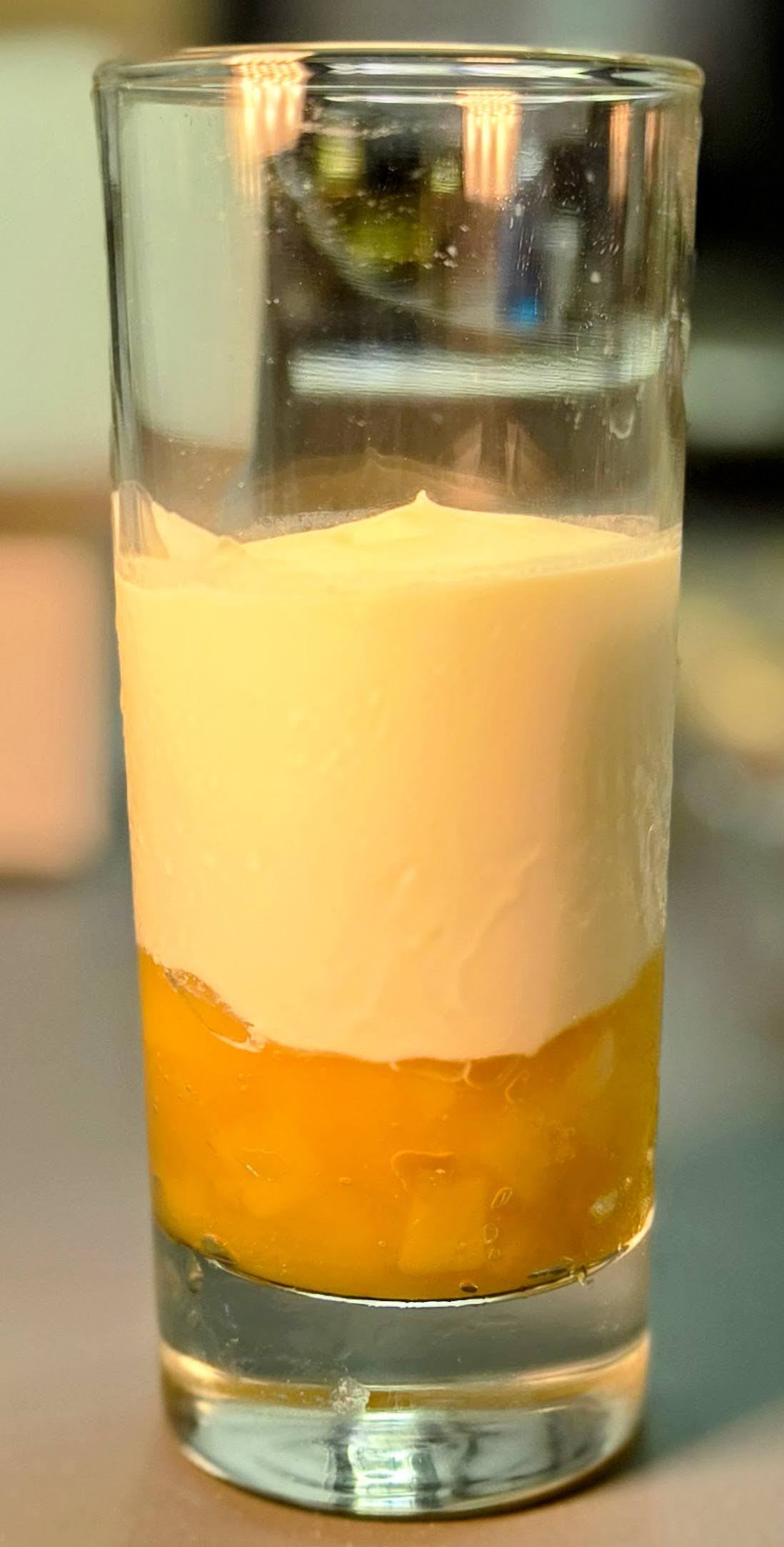 Preparar Cheesecake en vaso de cristal utilizando ingredientes de pastelería como los estabilizantes Quark Stabil o el mix estilo New York de Dawn es una solución excelente. Estos postres son altamente congelables, lo que permite optimizar el tiempo de producción, reducir mermas y asegurar la frescura para su servicio individual.  Ventajas del Cheesecake en vaso y Congelación Presentación elegante y rústica: Servir el Cheesecake en un vaso de cristal aporta un toque prémium. Permite visibilizar las diferentes capas (base de galleta, relleno cremoso y cobertura de frutas) de forma atractiva. Porción controlada: Facilita el servicio inmediato sin cortes y es perfecto para vitrinas, bufets, catering o eventos (servicio horeca). Congelación sin pérdida de calidad: Gracias a la formulación y calidad de los productos para pastelería Dawn, el postre mantiene su estructura, cremosidad y sabor al ser descongelado para su consumo. Ahorro de tiempo: Puedes preparar una gran cantidad de vasitos de una sola vez y mantenerlos en el congelador, descongelando únicamente lo que estimas vender cada día. [1]