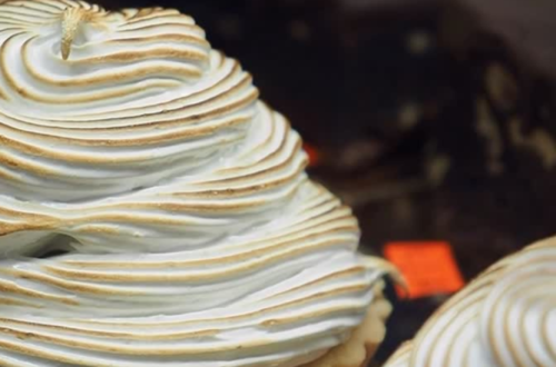 🥧✨ CENTRAL FLEQUERA — LES TARTALETES I CASSOLETA DE MERENGA QUE FAN ELS NOSTRES CLIENTS A Central Flequera subministrem productes professionals perquè pastisseries, forns i particulars puguin crear autèntiques meravelles. I una de les elaboracions que més triomfen entre els nostres clients és la tartaleta o cassoleta de merenga — un clàssic que combina finesa, textura i sabor. Amb els nostres articles, els clients preparen tartaletes perfectes, cruixents i amb acabats impecables. I quan hi afegeixen merenga… el resultat és espectacular. 🥧 Els elements clau d’aquesta elaboració La tartaleta — El recipient petit fet de pasta de full, pasta brisa o galeta, ideal per farcir i decorar. La merenga — Preparació de clares d’ou batudes amb sucre fins a punt de neu, lleugera, dolça i perfecta per gratinar. El farciment — Pot ser crema de llimona, crema de llet o fruita, segons el gust i la recepta. 🍋 Si porta llimona… Quan la tartaleta es farceix de crema de llimona i es corona amb merenga, el nom tradicional és: Pastís de llimona merengada (o tartaleta de llimona amb merenga) Un clàssic que els nostres clients preparen amb una qualitat que parla per si sola. ✨ Mira què poden fer amb els nostres productes Amb els ingredients i bases de Central Flequera, els nostres clients aconsegueixen tartaletes perfectes, merengues brillants i farciments equilibrats. Productes pensats perquè professionals i particulars puguin crear com autèntics mestres pastissers. #CentralFlequera #Pastisseria #Tartaletes #Merenga #ProductesProfessionals #Andorra