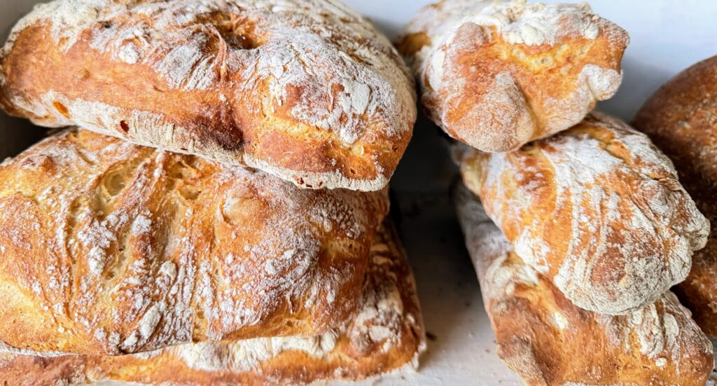 🥖🌍 ÂME DU PAIN ENCAMP | DIA MUNDIAL DEL PA - 16 D'OCTUBRE Avui no rendim homenatge només al pa. Avui celebrem la passió, la paciència i l'ofici de les mans que el fan possible. A Âme du Pain - Panes d'Autor, cada fornada explica una història. Una història feta de massa mare viva, fermentacions lentes de fins a 48 hores, farines seleccionades amb cura i un profund respecte pels temps naturals. Perquè darrere de cada peça hi ha dedicació, coneixement i amor per les coses ben fetes. La nostra selecció de pans d'autor 🥖 Pa de Pagès de Massa Mare El gran clàssic. Crosta daurada i cruixent, molla lleugera i un sabor autèntic que conquista des del primer mos. 🌾 Pa Integral 100% i Pa de Sègol Rics en fibra, intensos en sabor i amb tota l'essència dels cereals tradicionals. Ideal per als qui valoren la qualitat i una alimentació equilibrada. 🌰 Pa de Nous, Figues i Mel Una combinació irresistible de matisos dolços i textures úniques. Perfecte per maridar amb formatges o gaudir-ne tot sol. 🫒 Focaccia amb Oli d'Oliva Verge Extra i Romaní · Pa d'Olives L'aroma del Mediterrani en cada mos. Esponjosos, saborosos i ideals per compartir o acompanyar qualsevol àpat. 🍫 Brioixeria Artesana d'Autor Croissants elaborats amb mantega francesa, "pains au chocolat", babka, rolls i especialitats que converteixen qualsevol moment en una autèntica experiència gastronòmica. I això només és l'inici d'un projecte que continua creixent dia rere dia. 📍 T'esperem a la nostra botiga d'Av. Príncep Benlloch, 14 d'Encamp, on podràs descobrir i escollir el pa que millor parla del teu gust. Un somni fet realitat gràcies a l'experiència i el saber fer de Central Flequera, que ens permet apropar el pa d'autor prèmium a totes les llars d'Andorra. Perquè un bon pa no és un caprici. És part de la nostra cultura, de la nostra taula i del nostre dia a dia. 🔥 A Âme du Pain t'esperem cada matí amb el forn en marxa, l'aroma del pa acabat de fer i la il·lusió intacta de continuar elaborant pa com abans. Pastisseria Forn Âme du Pain 📍 Av. Príncep Benlloch, 14, Encamp #AmeDuPain #DiaMundialDelPa #PaDAutor #MassaMare #PaArtesa #Encamp #Andorra #CentralFlequera #FornArtesa #GastronomiaAndorrana #MadeInAndorra #WorldBreadDay