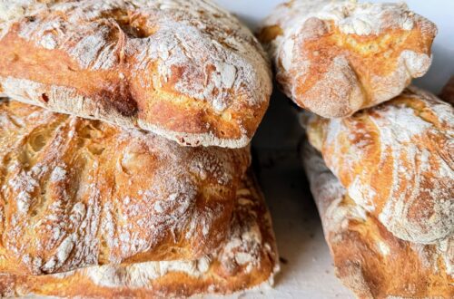 🥖🌍 ÂME DU PAIN ENCAMP | DIA MUNDIAL DEL PA - 16 D'OCTUBRE Avui no rendim homenatge només al pa. Avui celebrem la passió, la paciència i l'ofici de les mans que el fan possible. A Âme du Pain - Panes d'Autor, cada fornada explica una història. Una història feta de massa mare viva, fermentacions lentes de fins a 48 hores, farines seleccionades amb cura i un profund respecte pels temps naturals. Perquè darrere de cada peça hi ha dedicació, coneixement i amor per les coses ben fetes. La nostra selecció de pans d'autor 🥖 Pa de Pagès de Massa Mare El gran clàssic. Crosta daurada i cruixent, molla lleugera i un sabor autèntic que conquista des del primer mos. 🌾 Pa Integral 100% i Pa de Sègol Rics en fibra, intensos en sabor i amb tota l'essència dels cereals tradicionals. Ideal per als qui valoren la qualitat i una alimentació equilibrada. 🌰 Pa de Nous, Figues i Mel Una combinació irresistible de matisos dolços i textures úniques. Perfecte per maridar amb formatges o gaudir-ne tot sol. 🫒 Focaccia amb Oli d'Oliva Verge Extra i Romaní · Pa d'Olives L'aroma del Mediterrani en cada mos. Esponjosos, saborosos i ideals per compartir o acompanyar qualsevol àpat. 🍫 Brioixeria Artesana d'Autor Croissants elaborats amb mantega francesa, "pains au chocolat", babka, rolls i especialitats que converteixen qualsevol moment en una autèntica experiència gastronòmica. I això només és l'inici d'un projecte que continua creixent dia rere dia. 📍 T'esperem a la nostra botiga d'Av. Príncep Benlloch, 14 d'Encamp, on podràs descobrir i escollir el pa que millor parla del teu gust. Un somni fet realitat gràcies a l'experiència i el saber fer de Central Flequera, que ens permet apropar el pa d'autor prèmium a totes les llars d'Andorra. Perquè un bon pa no és un caprici. És part de la nostra cultura, de la nostra taula i del nostre dia a dia. 🔥 A Âme du Pain t'esperem cada matí amb el forn en marxa, l'aroma del pa acabat de fer i la il·lusió intacta de continuar elaborant pa com abans. Pastisseria Forn Âme du Pain 📍 Av. Príncep Benlloch, 14, Encamp #AmeDuPain #DiaMundialDelPa #PaDAutor #MassaMare #PaArtesa #Encamp #Andorra #CentralFlequera #FornArtesa #GastronomiaAndorrana #MadeInAndorra #WorldBreadDay